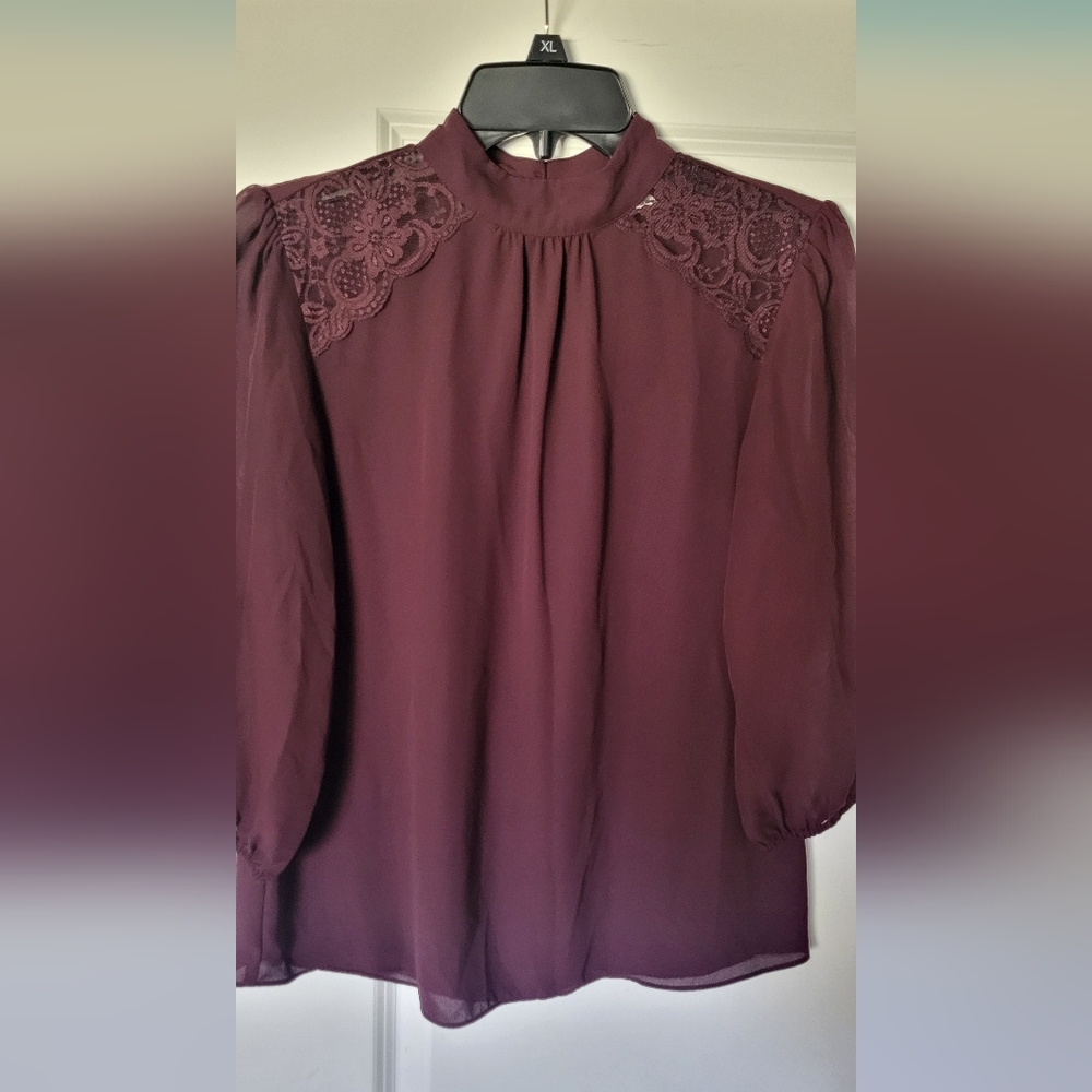 Like new lace Top